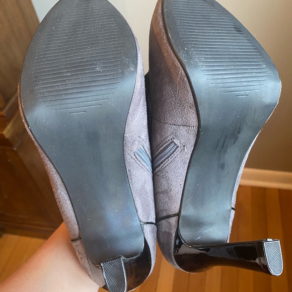 #3. Size 7, 4 inch Grey heels with black bow - Picture 5 of 5
